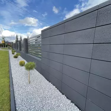 Masonry fence made of concrete modular blocks 