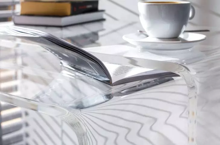 Bestseler UCCOI®, czyli u-kształtne przezroczyste formy spotkać można w roli stolików, taboretów, konsoli, stolików nocnych, pomocników, ekspozytorów i wielu innych