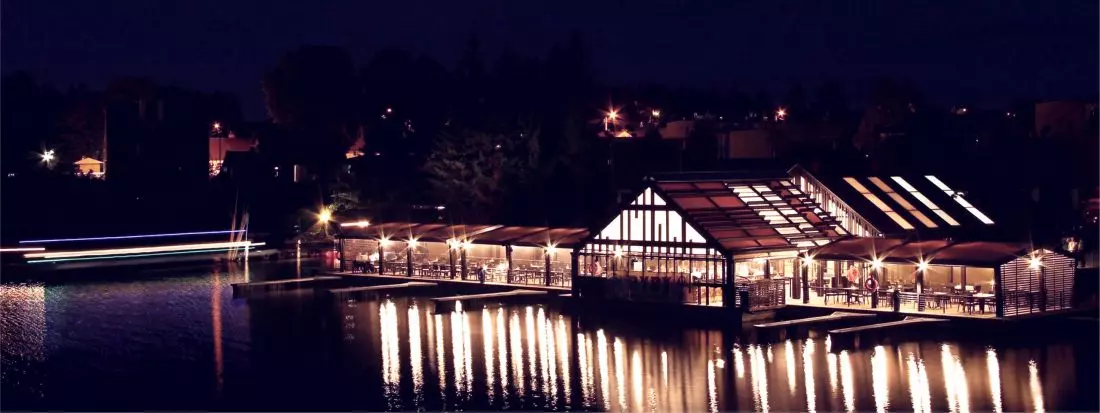 Restauracja na wodzie nocą,
Mikołajki © Stowarzyszenie Wielkie Jeziora Mazurskie 2020