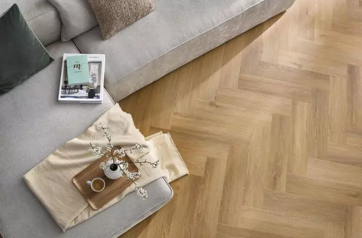  Elegancka podłoga winylowa w salonie – perfekcyjna imitacja drewna