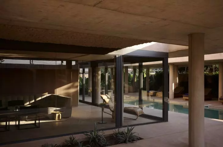 Courtyard dot ateliers Ogbojo in Ghana. One of the main objectives of the project was to ensure fluidity of communication between the rooms of the building 
