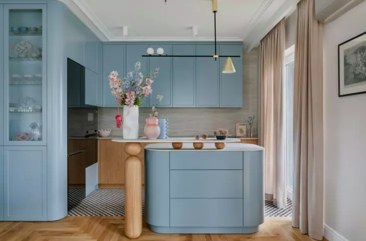 Oblique forms will emphasize the delicate nature of the arrangement