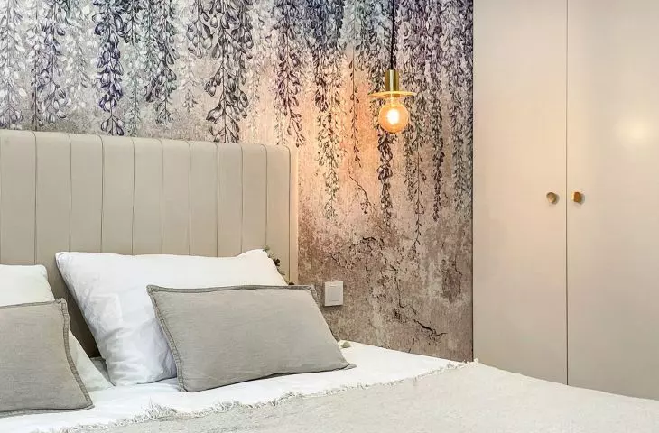 Wallpaper with wisteria gives bedroom a fairy tale atmosphere