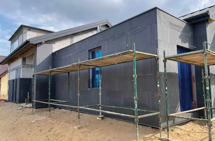 Ocieplanie elewacji budynku płytami Fasada GRAFIT FS ARBET