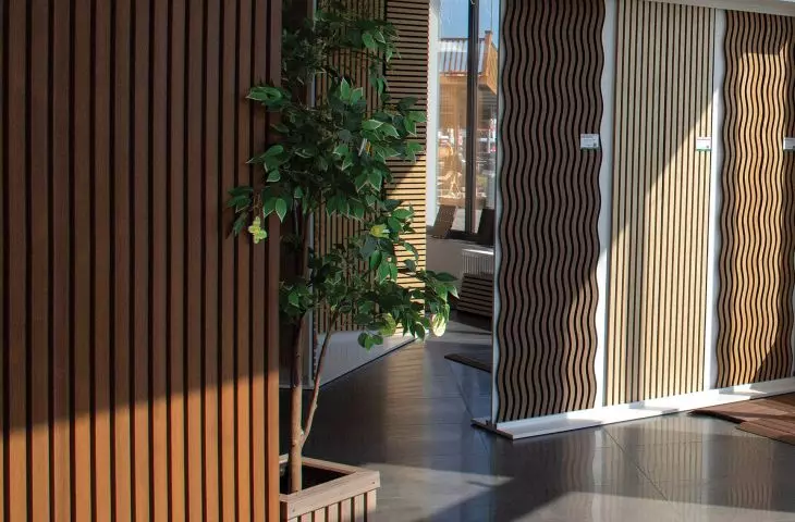 Facade and interior laths - display at Liderwood showroom in Rumia