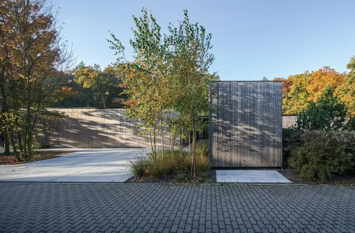 House on the edge in Jablonna