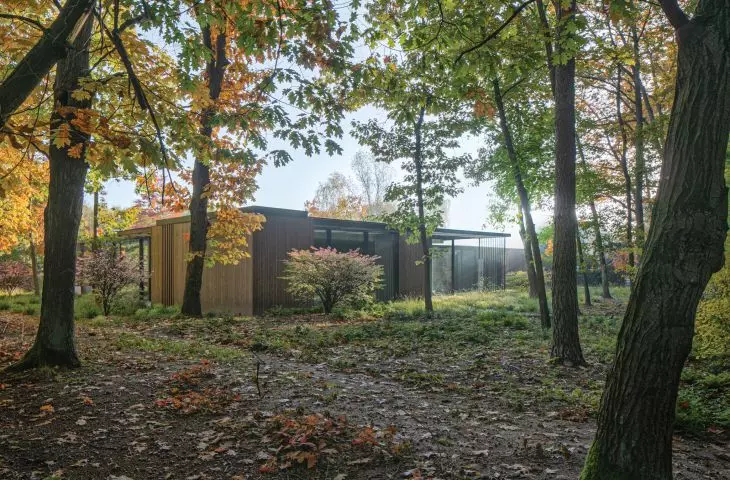 House on the edge in Jablonna