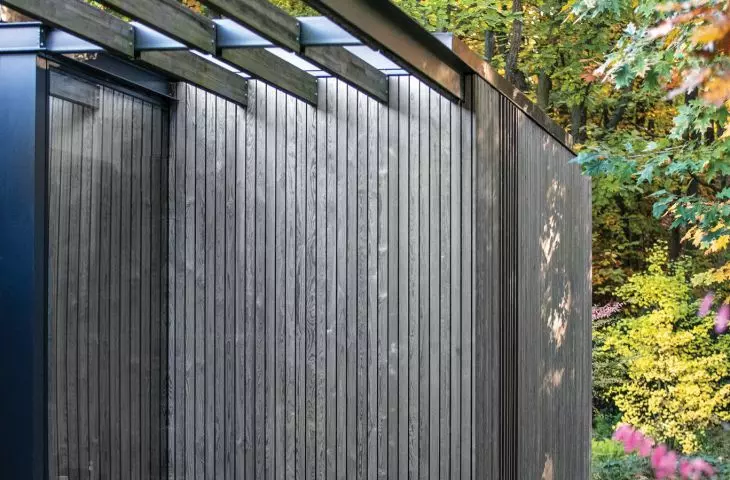 House on the edge in Jablonna