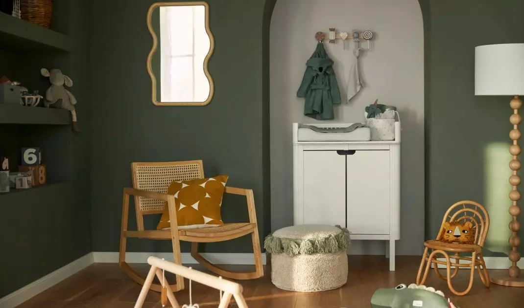Commode overlay saves space