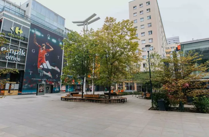 Green Chmielna - square by the Atlantic Cinema