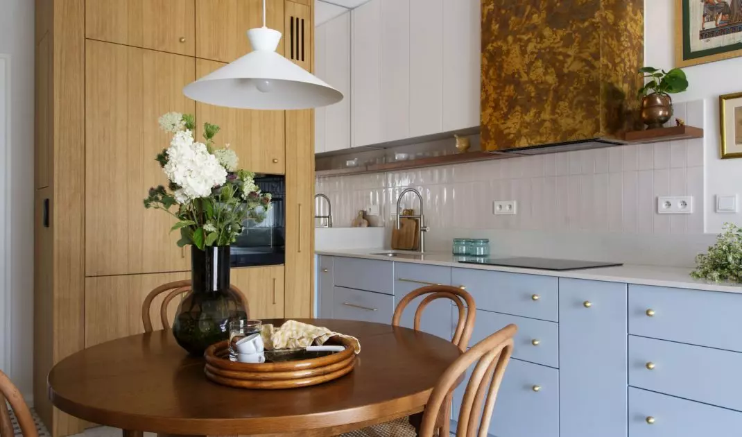 Blue built-ins add character to kitchen design