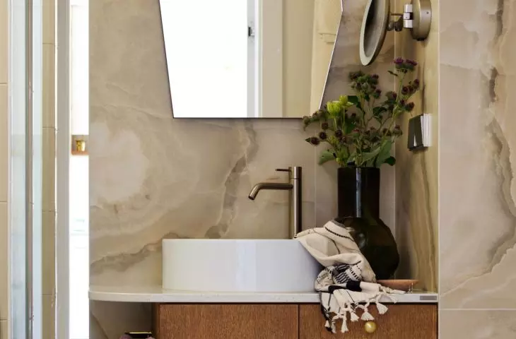 The interior is decorated with, among other things, flowers from a nearby meadow