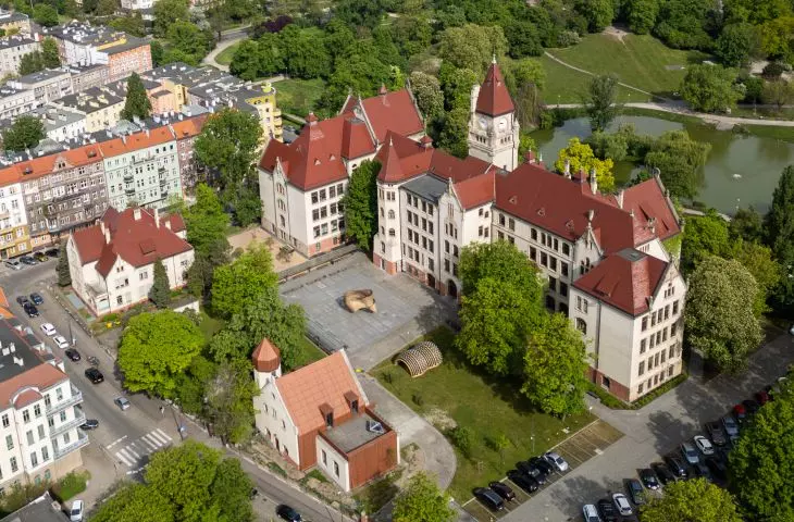 pawilon „Caterpillar” na kampusie Politechniki Wrocławskiej, widok z lotu ptaka