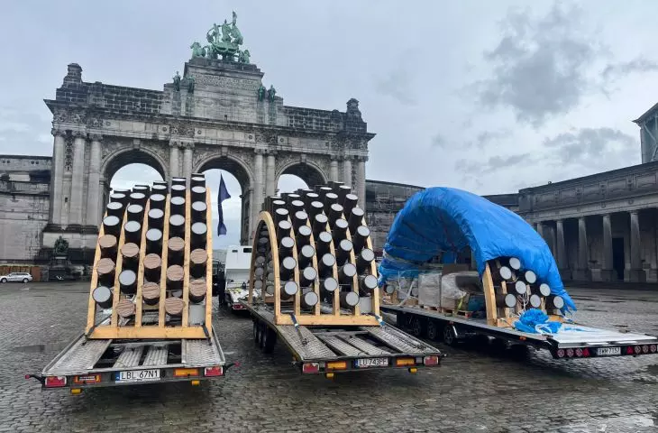 montaż pawilonu „Caterpillar” w Parku du Cinquantenaire w Brukseli