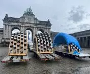 montaż pawilonu „Caterpillar” w Parku du Cinquantenaire w Brukseli