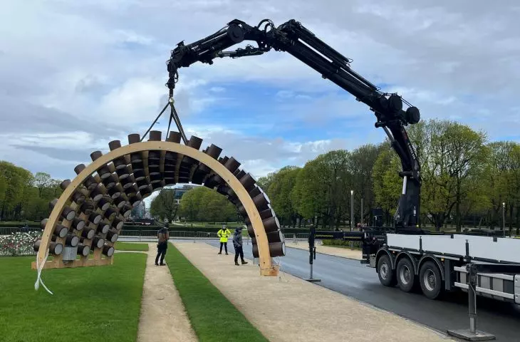Installation of the 'Caterpillar' pavilion in the Park du Cinquantenaire in Brussels