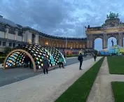 podświetlone pawilony Caterpillar w Parku du Cinquantenaire w Brukseli podczas międzynarodowego Festiwalu Nowego Europejskiego Bauhausu