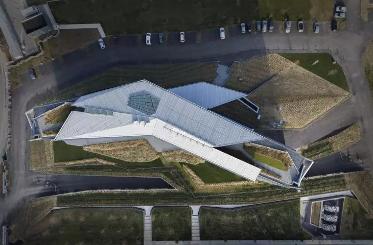 The roof was treated as the fifth side of the facade