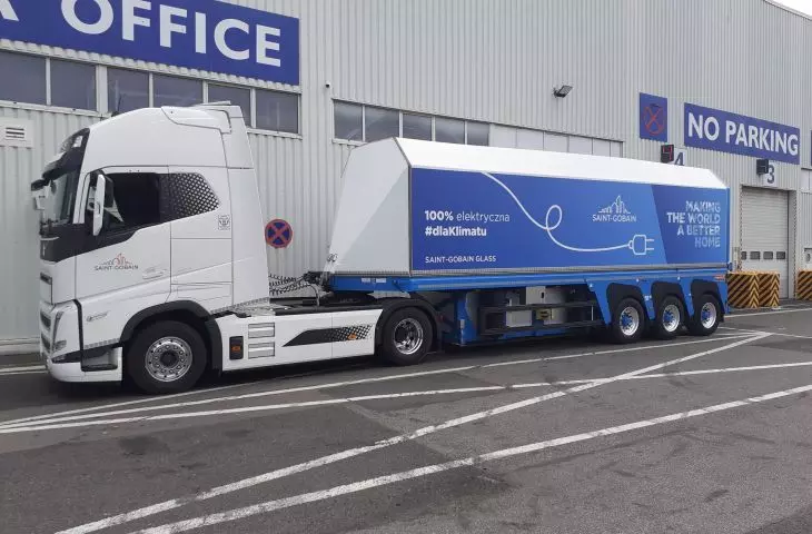 First electric truck in the colors of Saint-Gobain Glass 