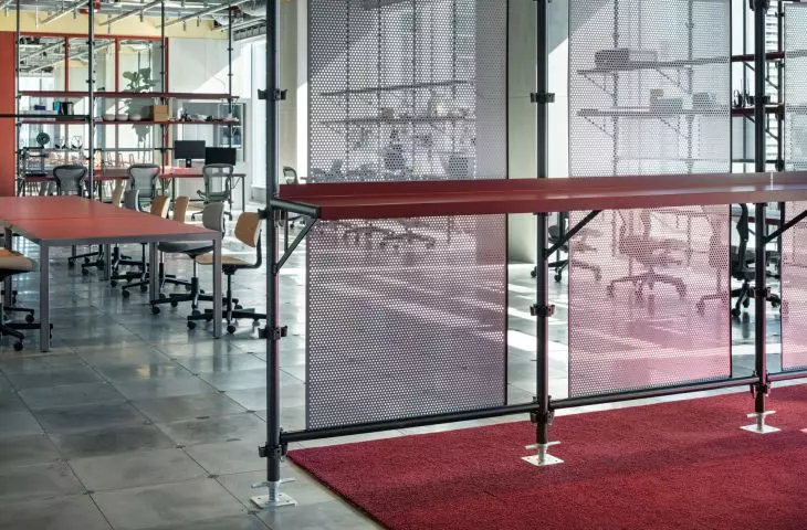 czerwony dywan przed Tokyo Node