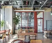 czerwień jest łącznikiem między projektami dwóch architektów