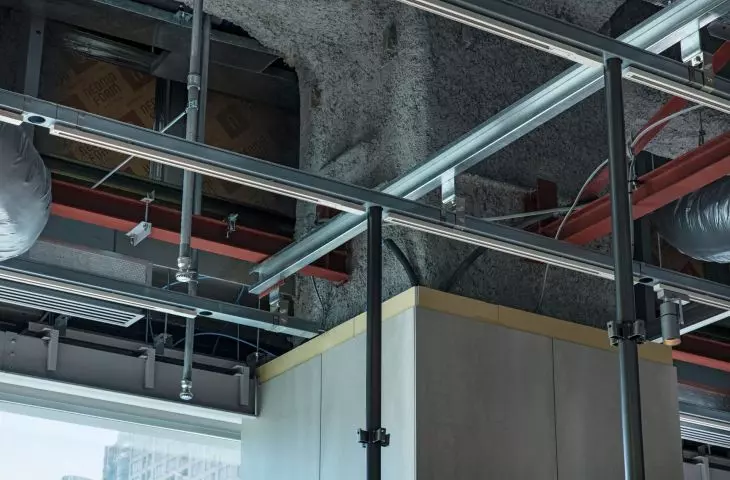 Odsłonięcie podwieszanego sufitu nadało kawiarni bardziej industrialny charakter