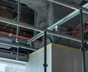 Odsłonięcie podwieszanego sufitu nadało kawiarni bardziej industrialny charakter