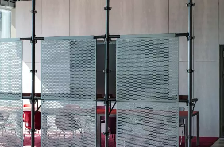 Obnażenie instalacji na suficie przywołuje skojarzenia z architekturą high-tech