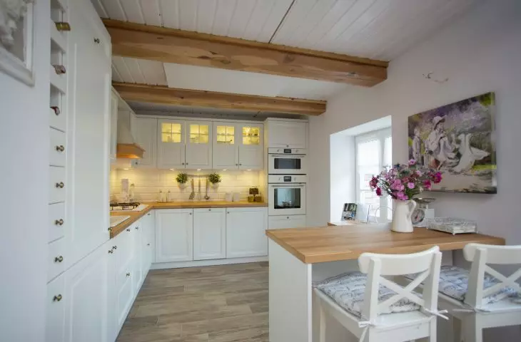 Natural wood will work well in rustic arrangements