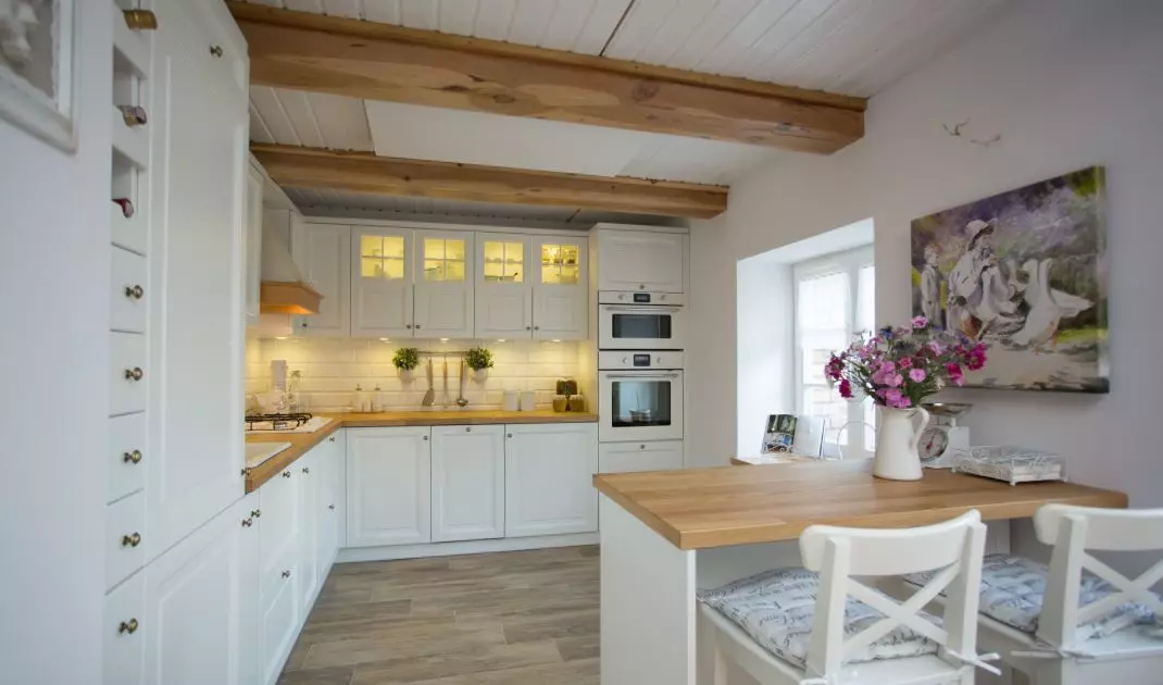 Natural wood will work well in rustic arrangements