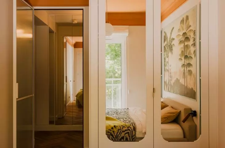 Mirrors reflect a fever of colors creating an interesting effect