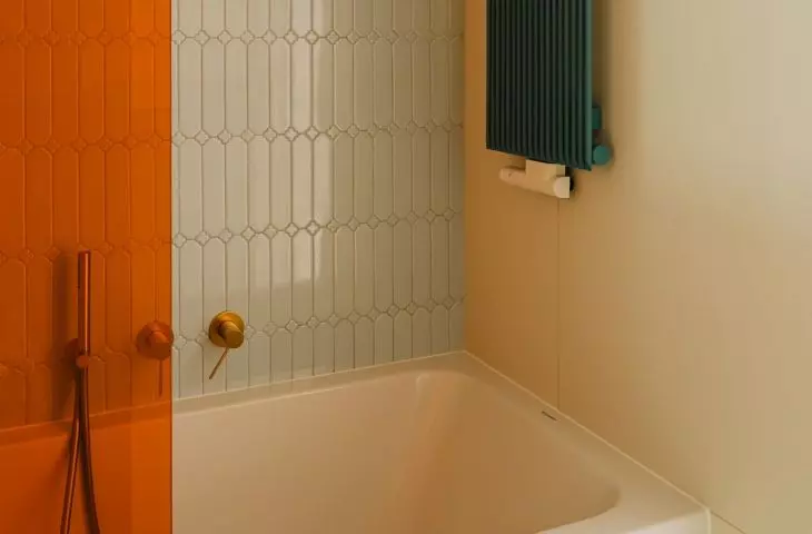 In the bathroom, the architects used a decorative radiator