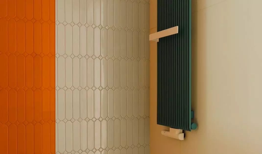 In the bathroom, the architects used a decorative radiator