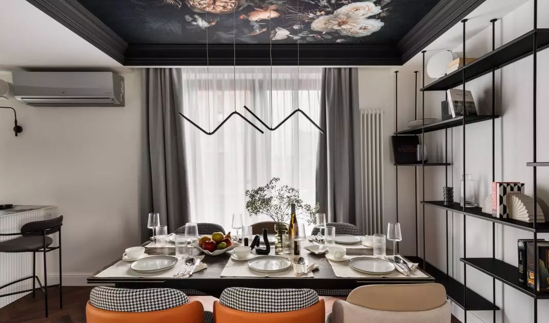 The ceiling in the dining area was decorated with patterned wallpaper