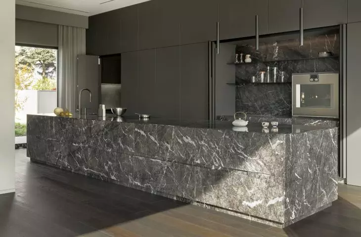 Hiding the working parts behind the door will always make the kitchen look elegant