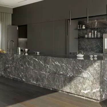 Hiding the working parts behind the door will always make the kitchen look elegant