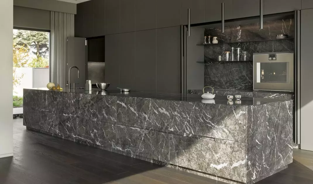 Hiding the working parts behind the door will always make the kitchen look elegant