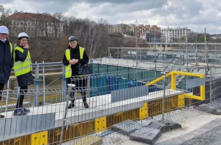 Ewa Kuryłowicz (po prawej) na budowie Wydziału Neofilologii UW z architektami zespołu autorskiego — Magdą Iżewską i Darkiem Grytą, marzec 2021