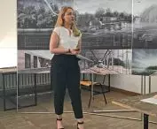 Paulina Kowalczyk i fragment prezentowanego przez nią dyplomu inżynierskiego (promotorka prof. Ewa Kuryłowicz), Politechnika Warszawska