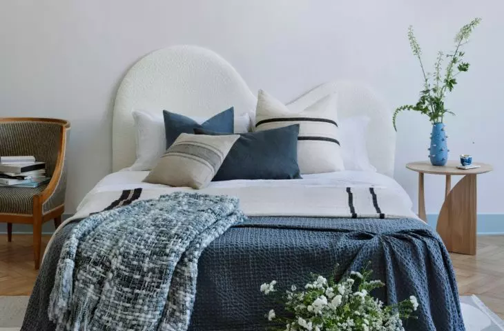 The arrangement is kept in shades of white and blue