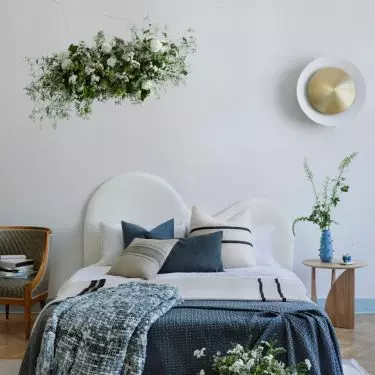 The arrangement is kept in shades of white and blue