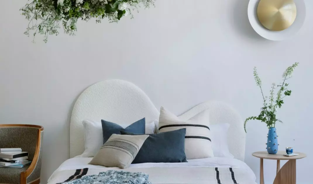 The arrangement is kept in shades of white and blue