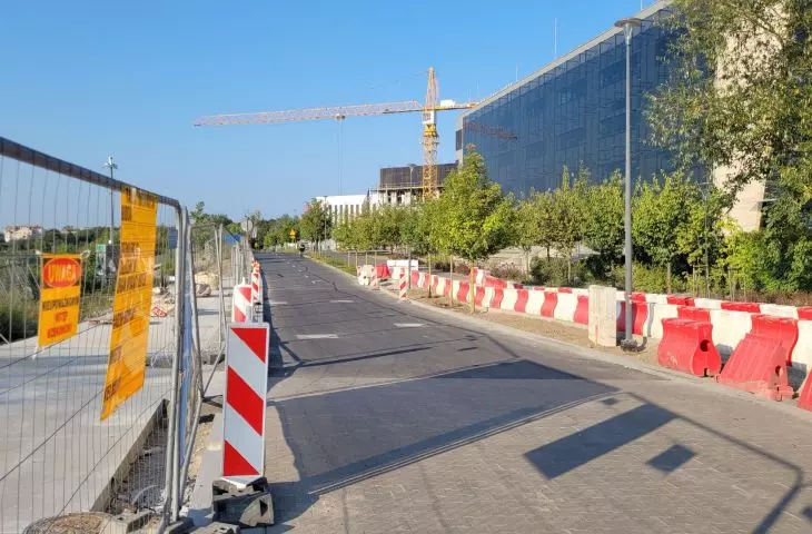 ulica Rychlewskiego od południa spod przyczółka budowanego Mostu Berdychowskiego, 