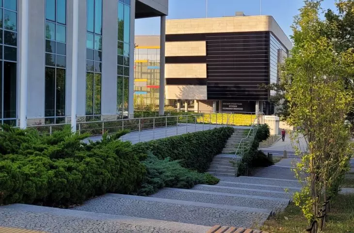 centrum wykładowe PP (po lewej) i Wydział Technologii Chemicznej - na wprost, rektorat powstaje za budynkiem WTC