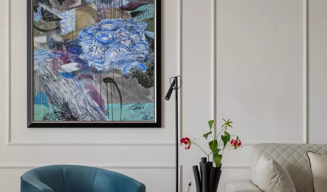 The combination of different textures will add variety to the arrangement