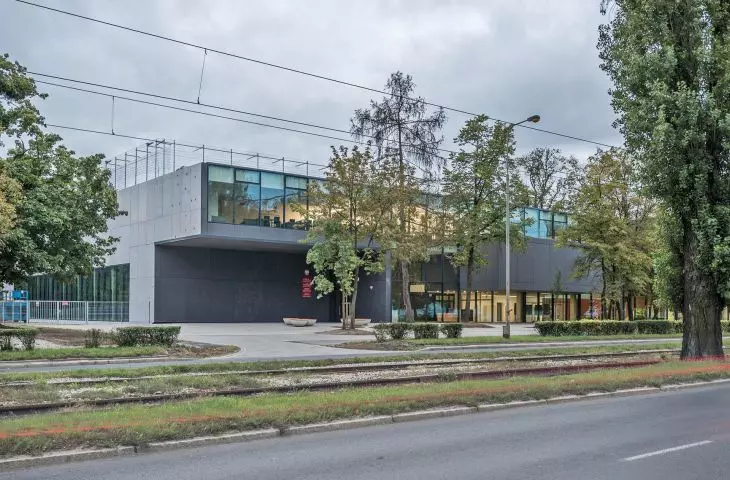 V High School with a recreational and sports complex in Wroclaw