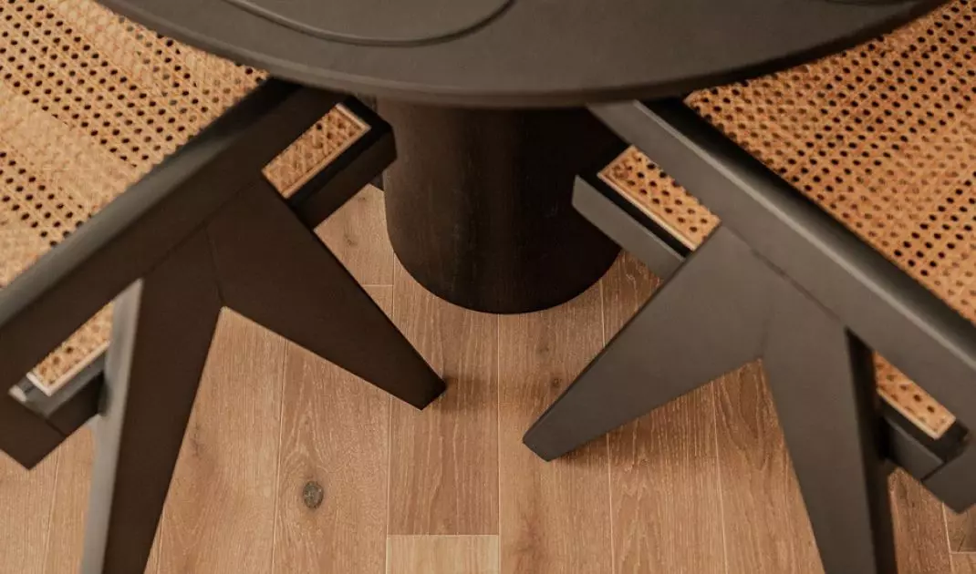 The table was placed on a piece of wooden floor in the form of an archway