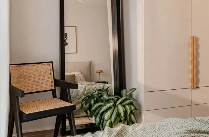 In the bedroom there was room for a capacious closet