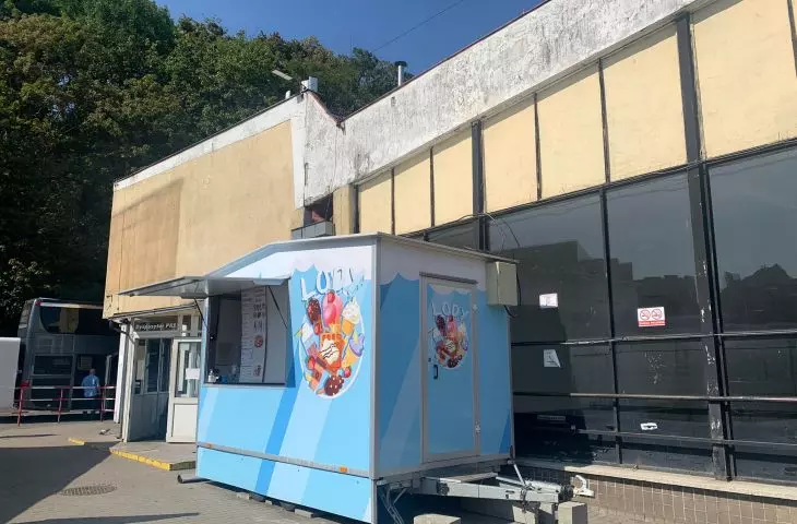 Wokół budynku nie brakuje brzydkich sezonowych budek