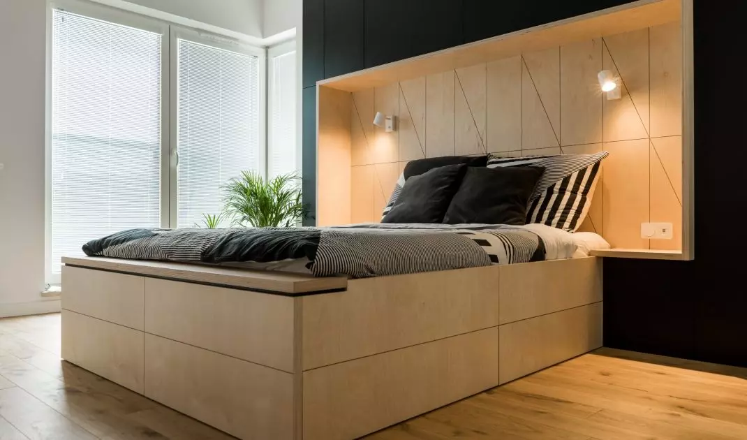 Wezgłowie łóżka spełnia również funkcję szafy